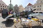 Maketu nejslavnějšího letounu druhé světové války - Supermarine Spitfire - ve skutečné velikosti mohli v rámci květnových oslav obdivovat celý den v sobotu na českokrumlovském náměstí.