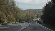 Na silnici kolem rájovského mostu vyrostl les dopravních značek. Začala oprava mostu.