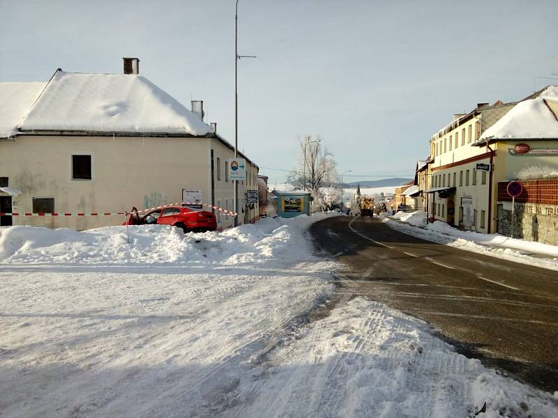 Osobní auto narazilo ve čtvrtek ráno do domu v Černé v Pošumaví.