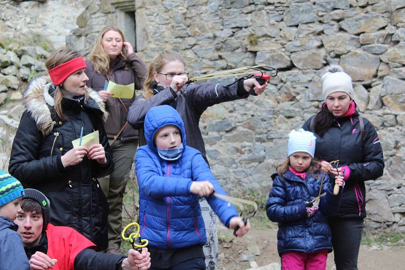 V neděli byla oficiálně zahájena sezóna na zřícenině Dívčí Kámen. Den plný zábavy s hrou o poklad, dílnami, střelbou z luku a kuše či školou žonglování  si užily stovky dětí i dospělých.