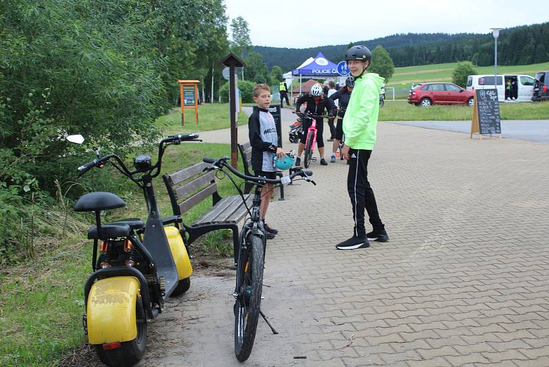 Preventivní akce policie a Týmu silniční bezpečnosti zaměřená na cyklisty v Přední Výtoni.