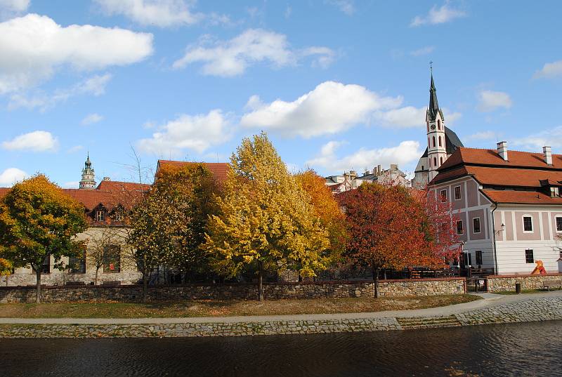 Český Krumlov se oblékl do podzimního.