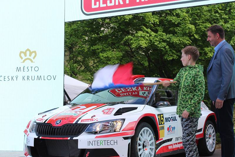 Sedmačtyřicátý ročník Rallye Český Krumlov byl v pátek odpoledne zahájen v Jelence.