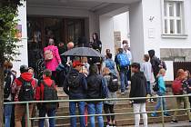Povinná dezinfekce ve vestibulu školy čekala na žáky českokrumlovské ZŠ T. G. Masaryka.
