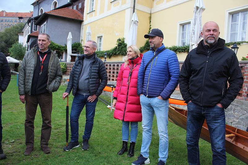 Přehlídka závodních skifů se slavnou minulostí u Vltavy v Českém Krumlově na závěr voroplavecké sezony.