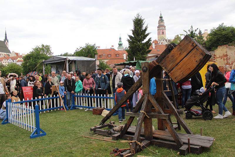 Sobotní zábava na slavnostech růže v Pivovarské zahradě, klášterní zahradě a ve dvorech krumlovských klášterů.