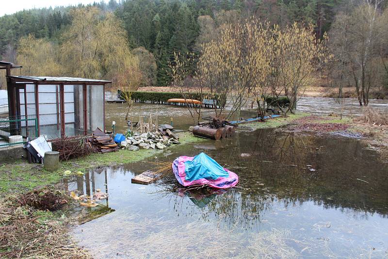 Vltava zaplavila břehy u chatek u Všeměr nad Větřním.