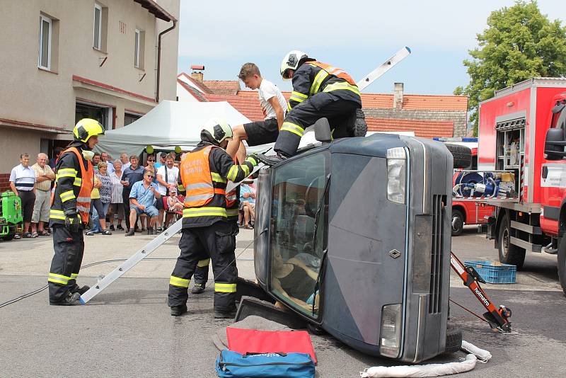 Oslava výročí 110 let holubovského hasičského sboru.