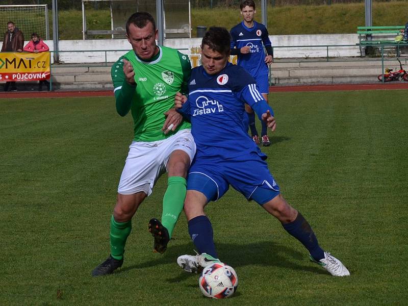 Divize A - 13. kolo: FK Slavoj Český Krumlov (zelené dresy) - FC Slávia Karlovy Vary 0:6 (0:2).