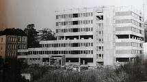Krumlovská osmdesátá. Stavba pavilonu interny v nemocnici.