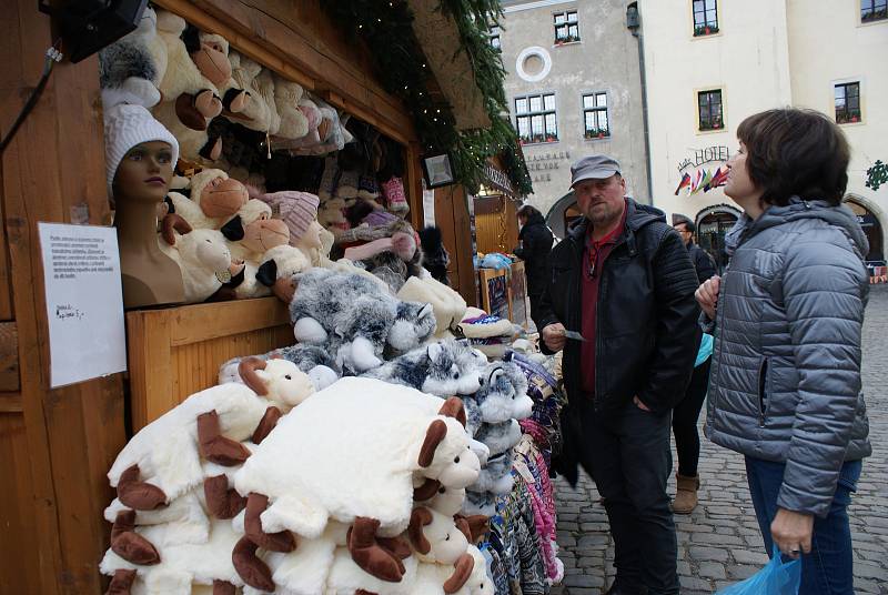 Vánoční trh na náměstí v Českém Krumlově začíná.