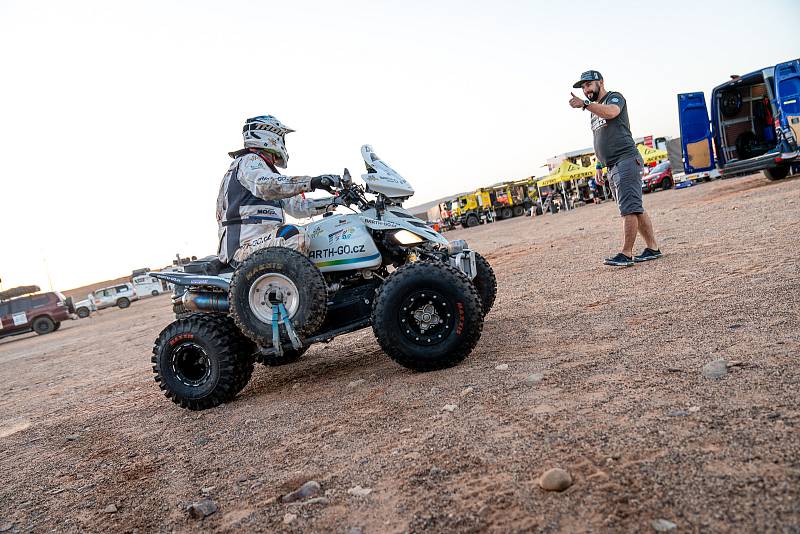 Africa Eco Race pokračovala čtvrtou etapou, po níž čtyřkolkař Zdeněk Tůma klesl mezi motocyklisty na patnáctou pozici