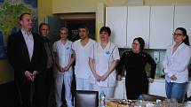 Krumlovská nemocnice od nadace Křižovatka slavnostně přebrala pět monitorů dechu pro miminka.