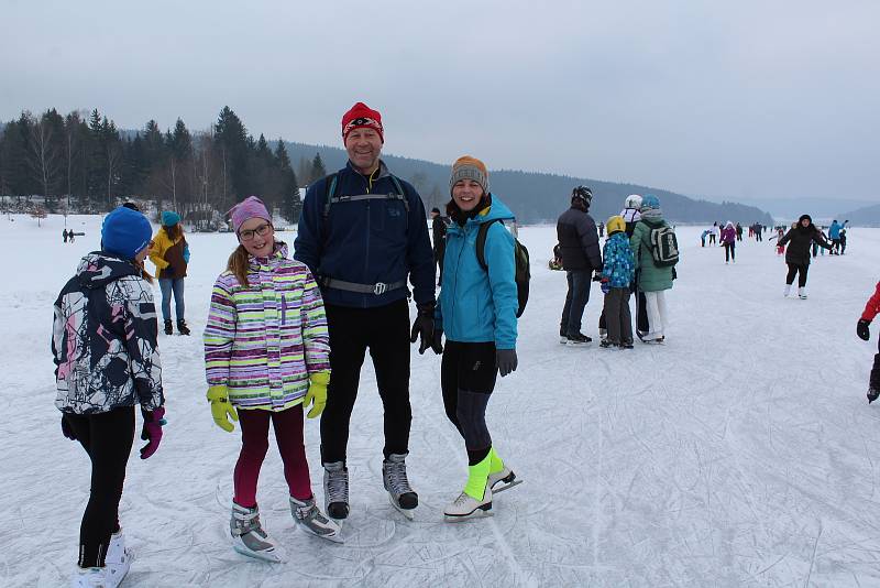 Tisíce lidí dorazily o víkendu zabruslit si na Lipno.