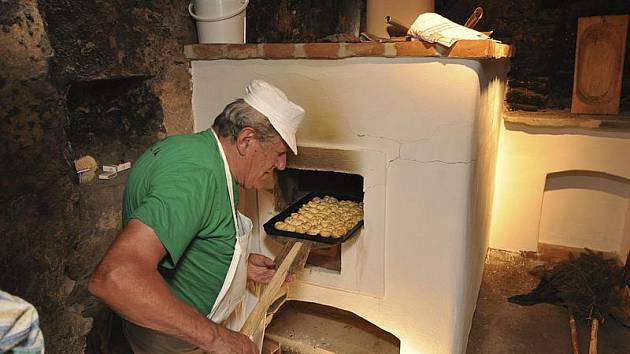 Augustin Sobotovič, pekař z Lenory, prověřil novou pec v Kantůrkovci už o pouti.