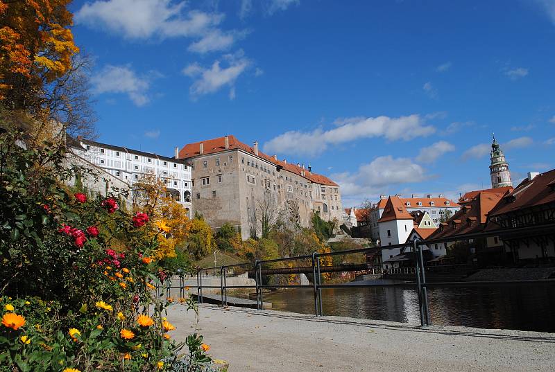 Český Krumlov se oblékl do podzimního.