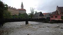 Povodně v Českém Krumlově v roce 2013. Ze břehů se vylila Polečnice, zahrozila i Vltava v centru. Pod vodou skončily hospodské zahrádky i auta.