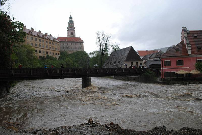 Povodně v Českém Krumlově v roce 2013. Ze břehů se vylila Polečnice, zahrozila i Vltava v centru. Pod vodou skončily hospodské zahrádky i auta.