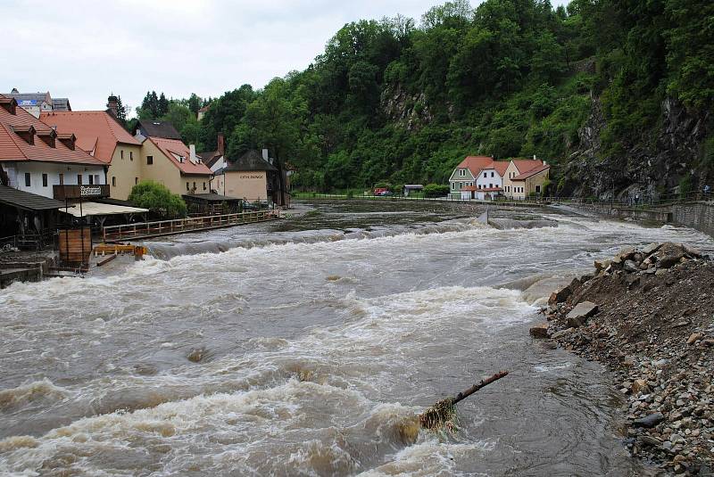 Povodně v Českém Krumlově v roce 2013. Ze břehů se vylila Polečnice, zahrozila i Vltava v centru. Pod vodou skončily hospodské zahrádky i auta.