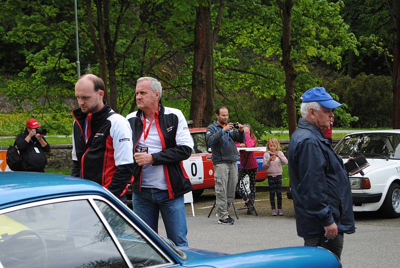 Premiérový ročník Rallye Český Krumlov Revival startoval v tradičním květnovém termínu na tradičním místě, na parkovišti v krumlovské Jelení zahradě.