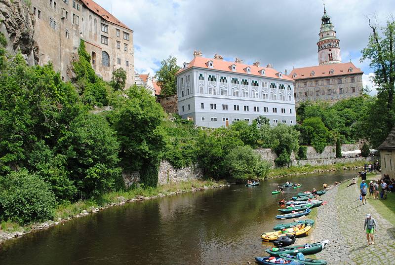 Když Vltavou v Krumlově teče pod 10 kubíků vody, ve šlajsně u Jelení lávky pod Plášťovým mostem bývá těsno. Nejeden raft v ní uvízne.