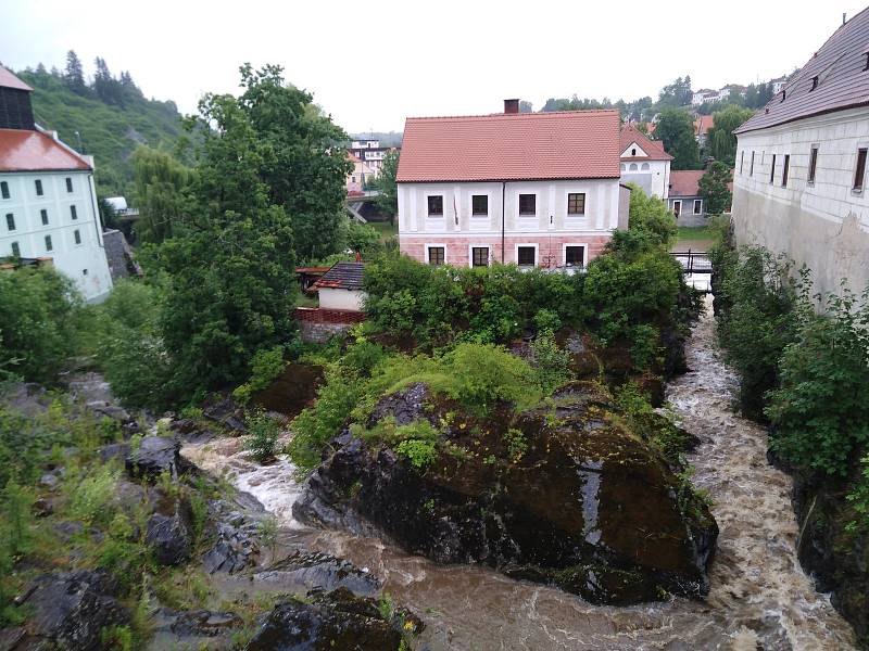 Rozvodněná řeka Polečnice na Českokrumlovsku v červnu 2020.