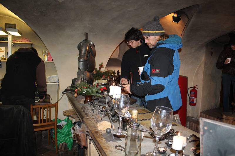 Adventní trh, řemesla a Rybníkáři na klášterním dvoře.