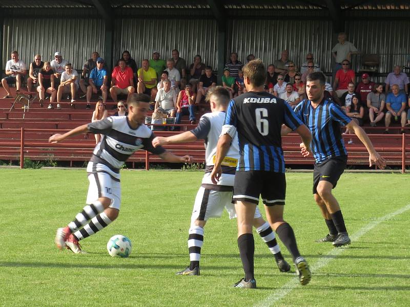 I.B třída (skupina A) – 25. kolo: FK Spartak Kaplice (černobílé dresy) – FC Velešín 0:0.