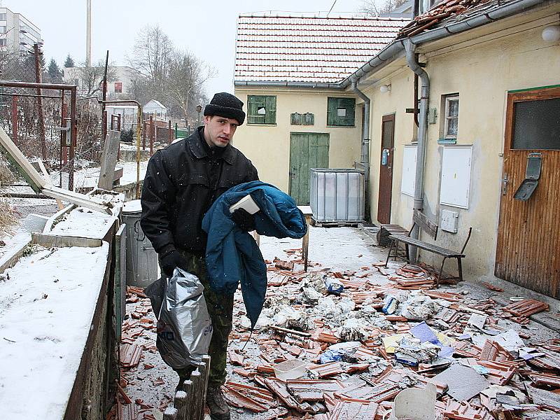 Obyvatelé poškozeného domu se pro svoje osobní věci vraceli až po výbuchu druhý den ráno.