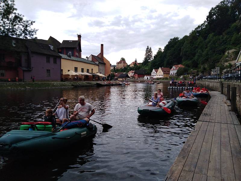 Vodáci na Vltavě v Českém Krumlově.