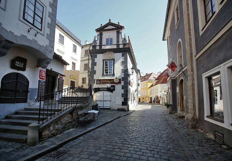 Celosvětová empidemie koronaviru vylidnila i centrum Českého Krumlova, které je běžně zaplaveno turisty.