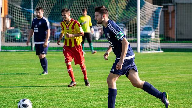 Hráče Dolního Dvořiště (u míče kapitán Šimon Štifter) po výhrách s Dřítní a Chvalšinami (na snímku) čeká třetí domácí duel v řadě. Nedobytnost své tvrze budou hájit v dalším derby s Loučovicemi.