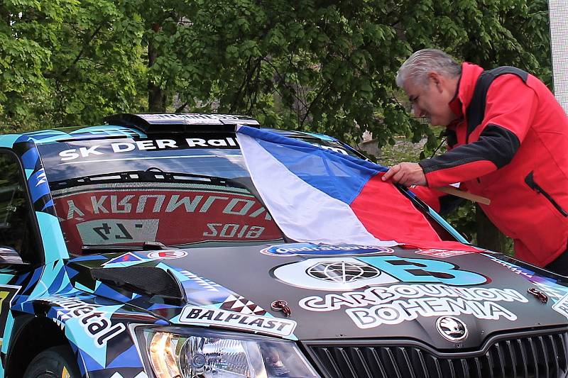 Sedmačtyřicátý ročník Rallye Český Krumlov byl v pátek odpoledne zahájen v Jelence.