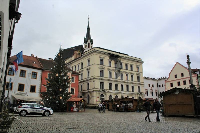 Český Krumlov opět před koncem roku oživili návštěvníci.