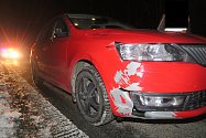 Následky nehody u Velešína, při které řidič srazil chodce.