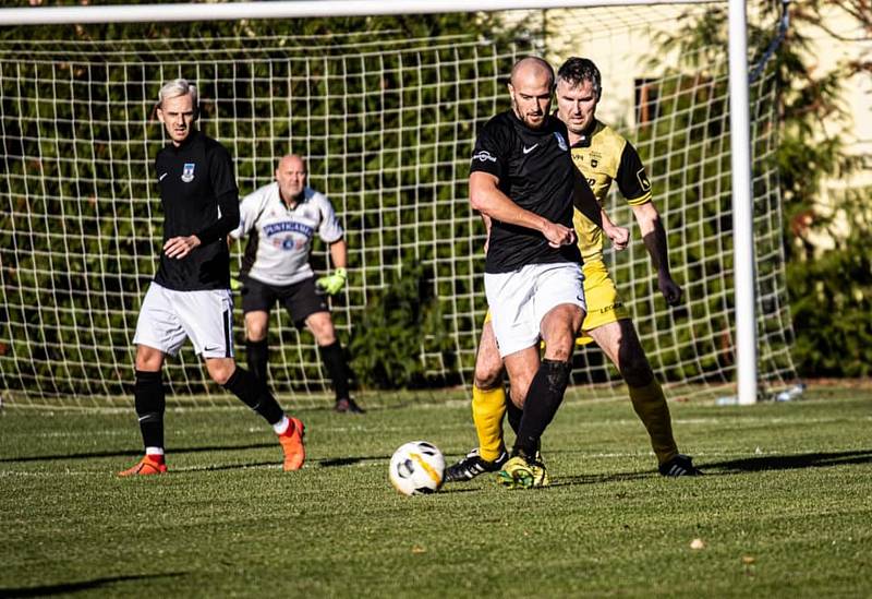 Fotbalisté Zlaté Koruny (ve žlutém) v očekávaném souboji přehráli Dolní Dvořiště 4:1 a vyšvihli se do čela tabulky.