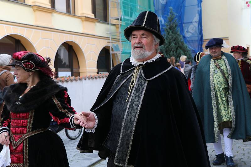 Kostýmovaný historický průvod v Českém Krumlově k ukončení zámecké sezony prošel v sobotu po obědě městem.