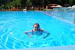 Venkovní bazén ve Větřní je otevřený od 15. června. Jako první si v letošní sezóně přišla zaplavat Petra Zemanová-Votýpková (na snímku).