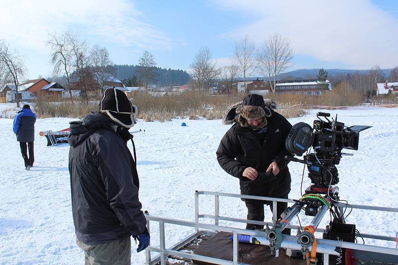 Ve středu na zamrzlém Lipně u Přední Výtoně filmaři v čele s režisérem Václavem Marhoulem pokračovali v natáčení filmu Nabarvené ptáče. Hlavní roli hraje desetiletý Krumlovák Petr Kotlár. U natáčení asistovali i frymburští dobrovolní hasiči a vodní záchra