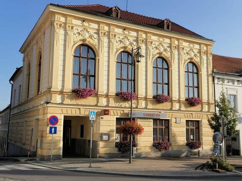 V Kaplici se zrodila tradiční jihočeská cmunda po Kaplicku. Ve Slovanském domě na náměstí ji připravují budoucí kuchaři pod odborným vedení, učí se vařit i novinky v gastronomii a v nových studiích dělají zajímavé dezerty a míchané nápoje.