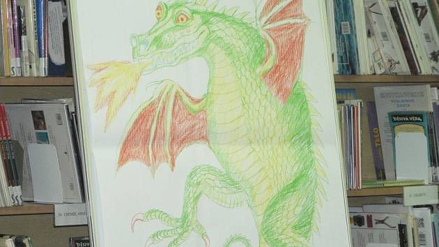 Ilustrátor Jindřich Čapek v krumlovské knihovně učil děti kreslit draka -  Českokrumlovský deník