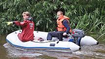 Řeku prohledávají potápěči s člunem, policisté svolaní z obvodních oddělení v regionu postupují po březích.