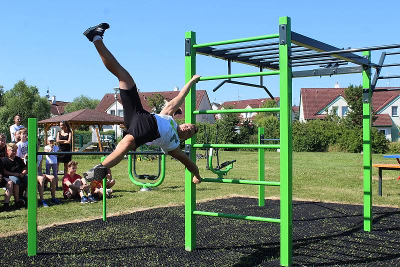 Obec v Dolním Třeboníně slavnostně otevřela nové workoutové hřiště.