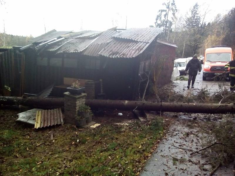 Frymburští hasiči mají za sebou desítky zásahů kvůli spadlým stromům.