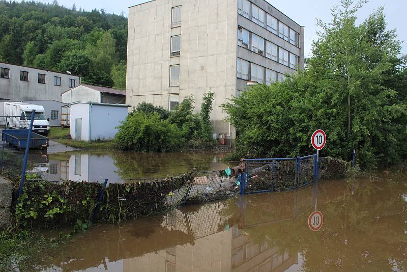 Český Krumlov opět zažil záplavu. Takto to vypadlo ve čtvrtek dopoledne, kdy už voda částečně opadla.