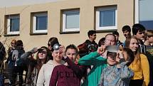 Lidé se zaujetím sledovali částečné zatmění slunce před českokrumlovským gymnáziem.