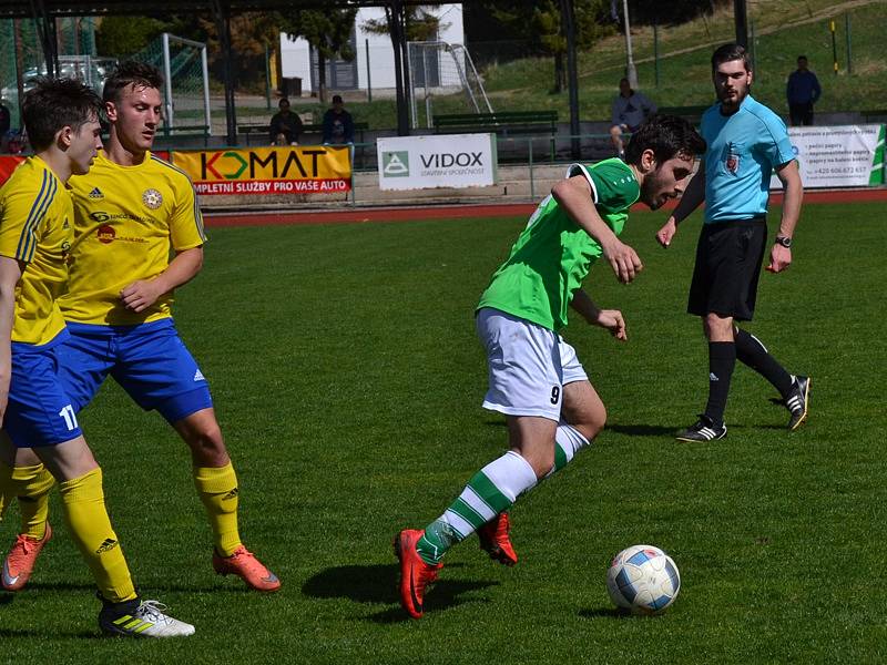 Fortuna Divize A - 21. kolo: FK Slavoj Český Krumlov (zelené dresy) - SK Senco Doubravka 0:1 (0:0).