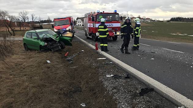 Při nehodě na silnici E 55 utrpěla šoférka osobního vozu zranění, hasiči ji museli z auta vyprošťovat.