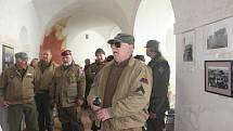 Členové klubu vojenské historie zavítali během své okružní jízdy po pomníčkách padlých také na Křížovou horu v Českém Krumlově.
