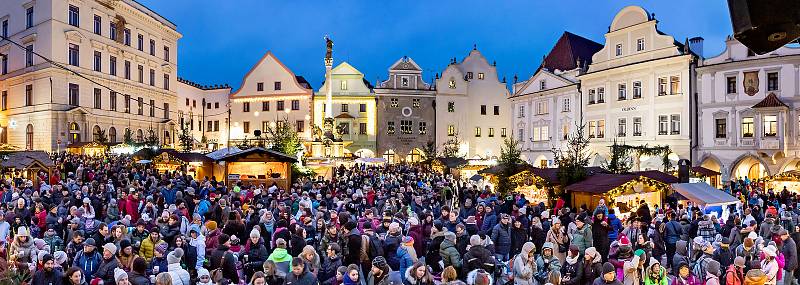 První adventní neděle a rozsvícení stromu na krumlovském náměstí.